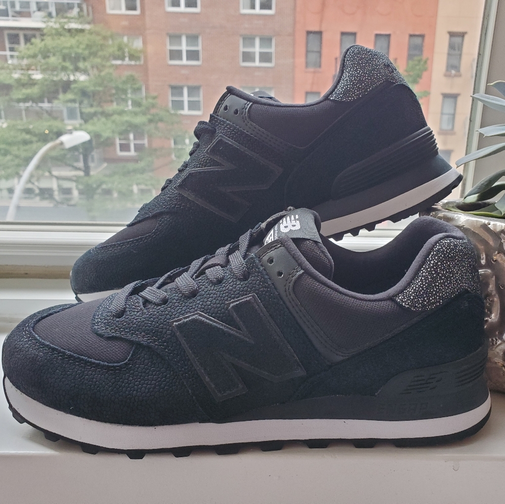 New Balance 574 Pebbled Street Black size 9